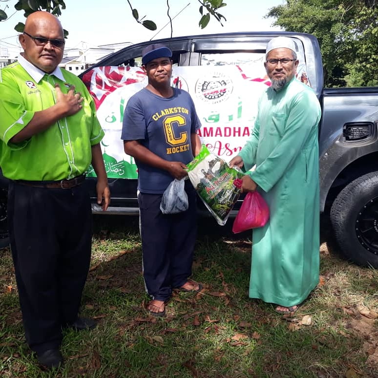 Semarak Ramadhan Bersama Asnaf: Ikan Segar Untuk Penduduk Bunut Payong dan Kok Lanas